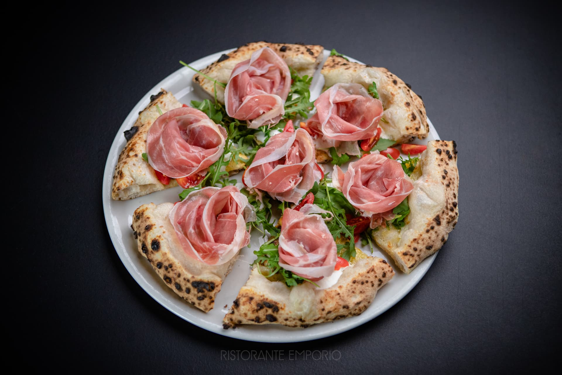 Pizza napoletana con prosciutto crudo e rucola del Ristorante Emporio a Rondissone