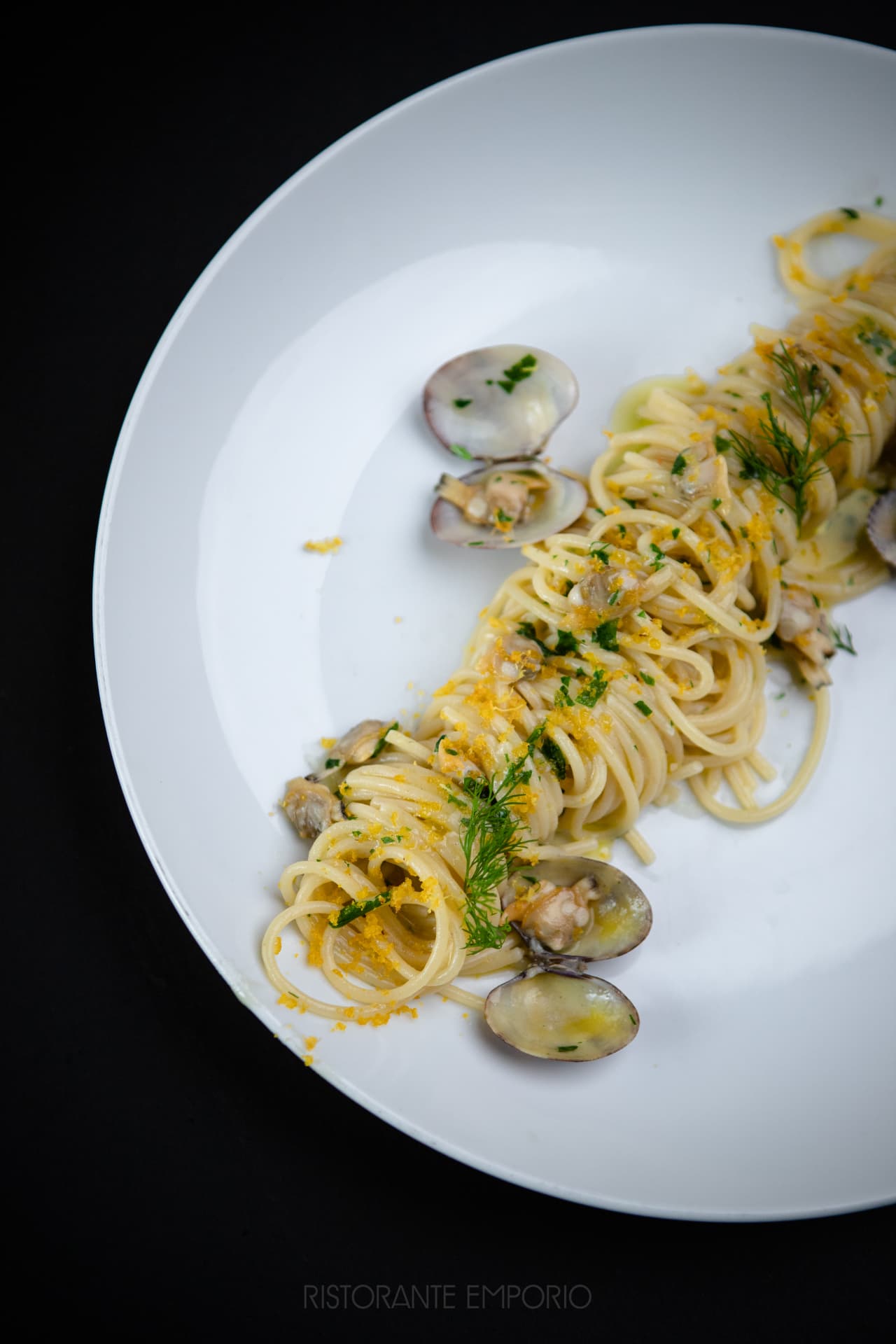 Spaghetti alle vongole con bottarga al Ristorante Emporio