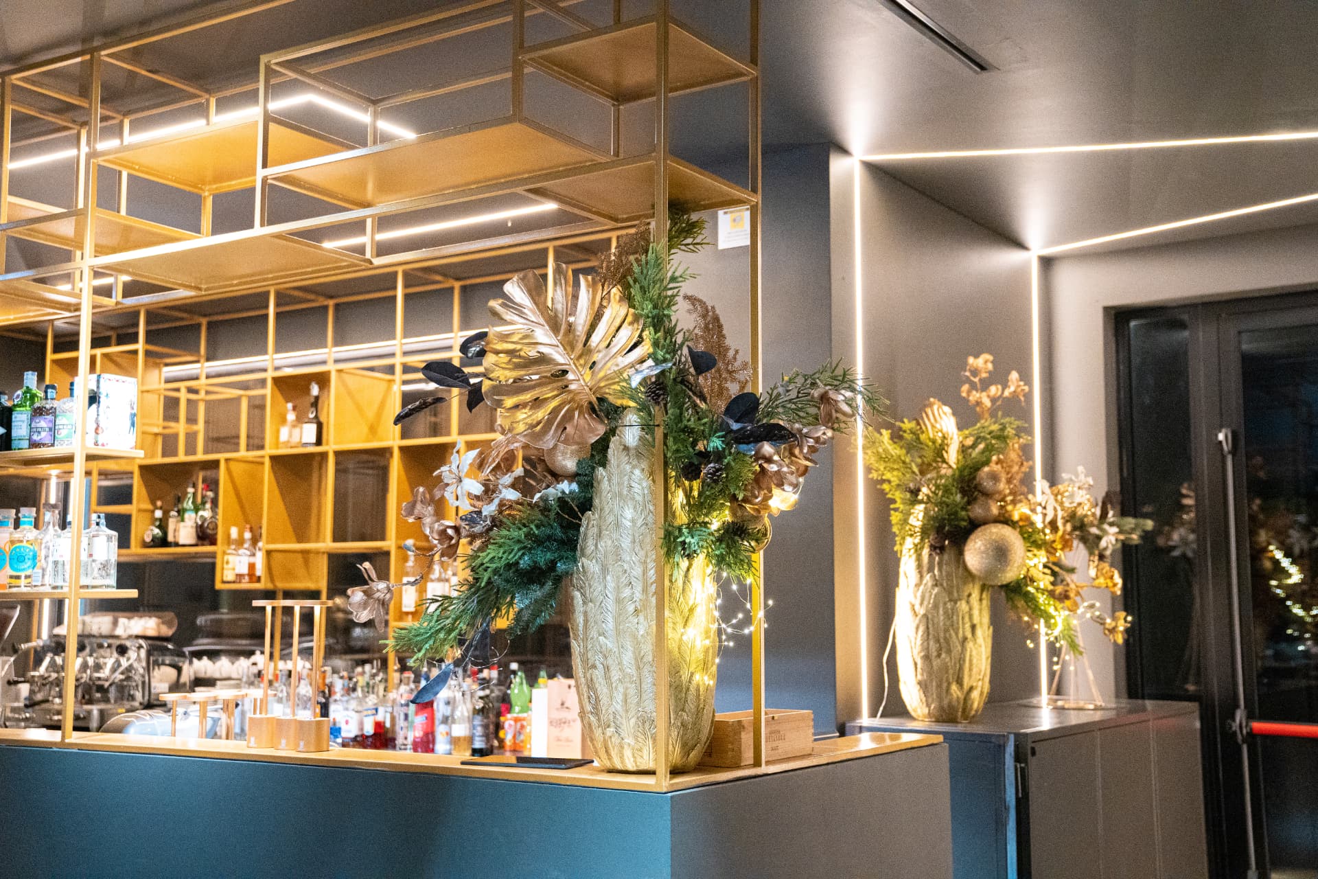 Bar del Ristorante Emporio a Rondissone con bancone dorato