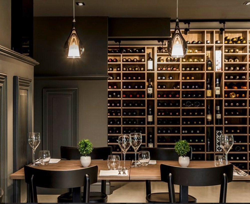 Sala del Ristorante Emporio a Rondissone con cantina dei vini