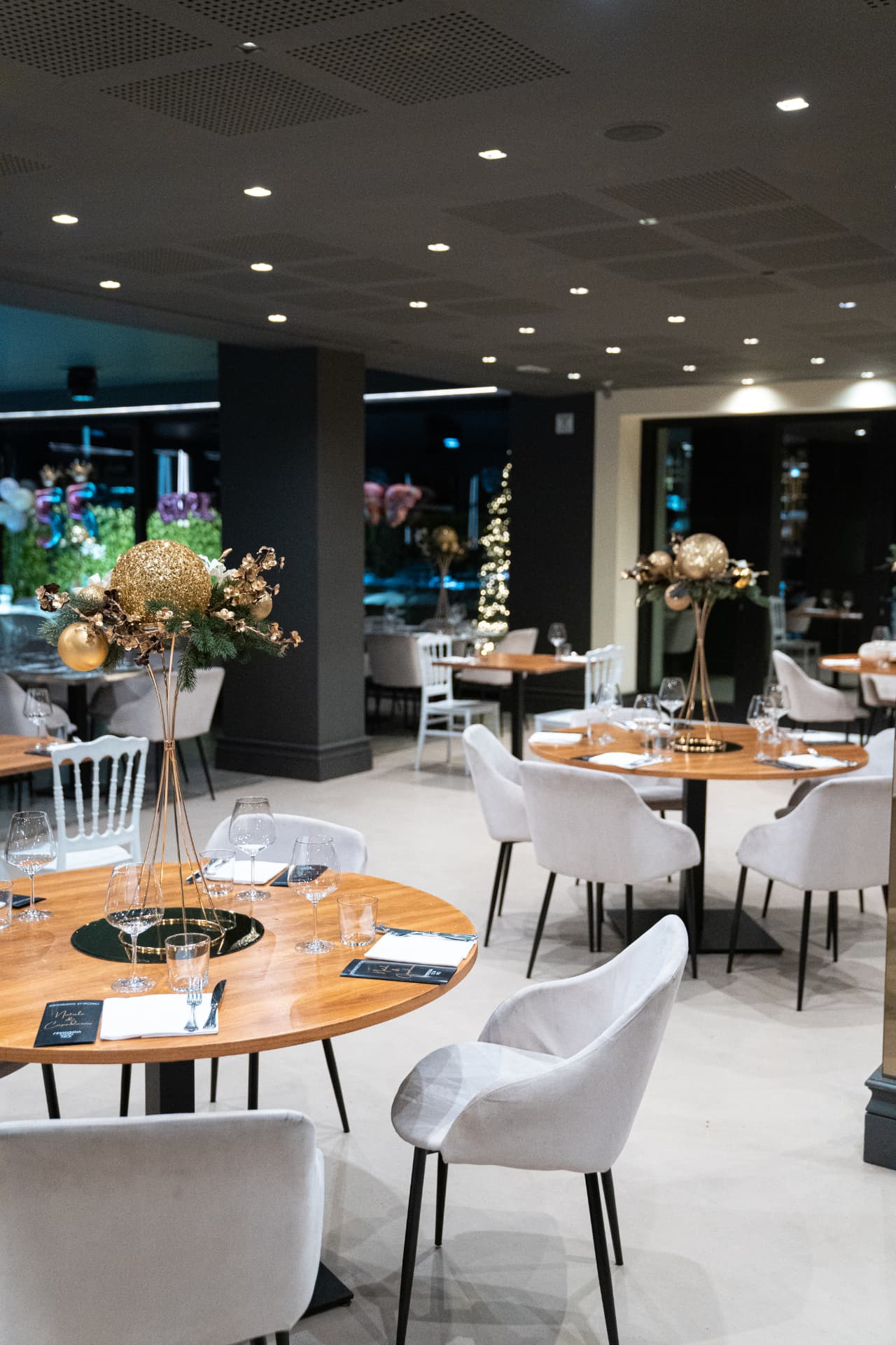 Sala del Ristorante Emporio a Rondissone con tavoli allestiti