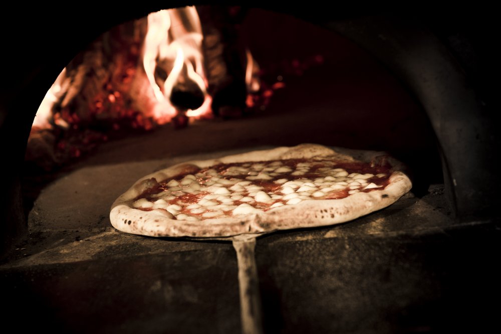 Pizza margherita nel forno a legna del Ristorante Emporio