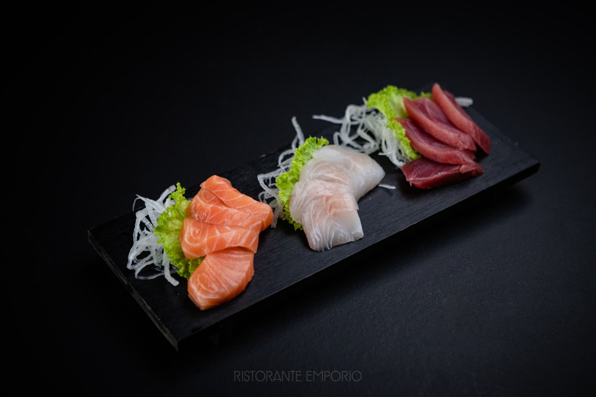 Sashimi di salmone, branzino e tonno al Ristorante Emporio