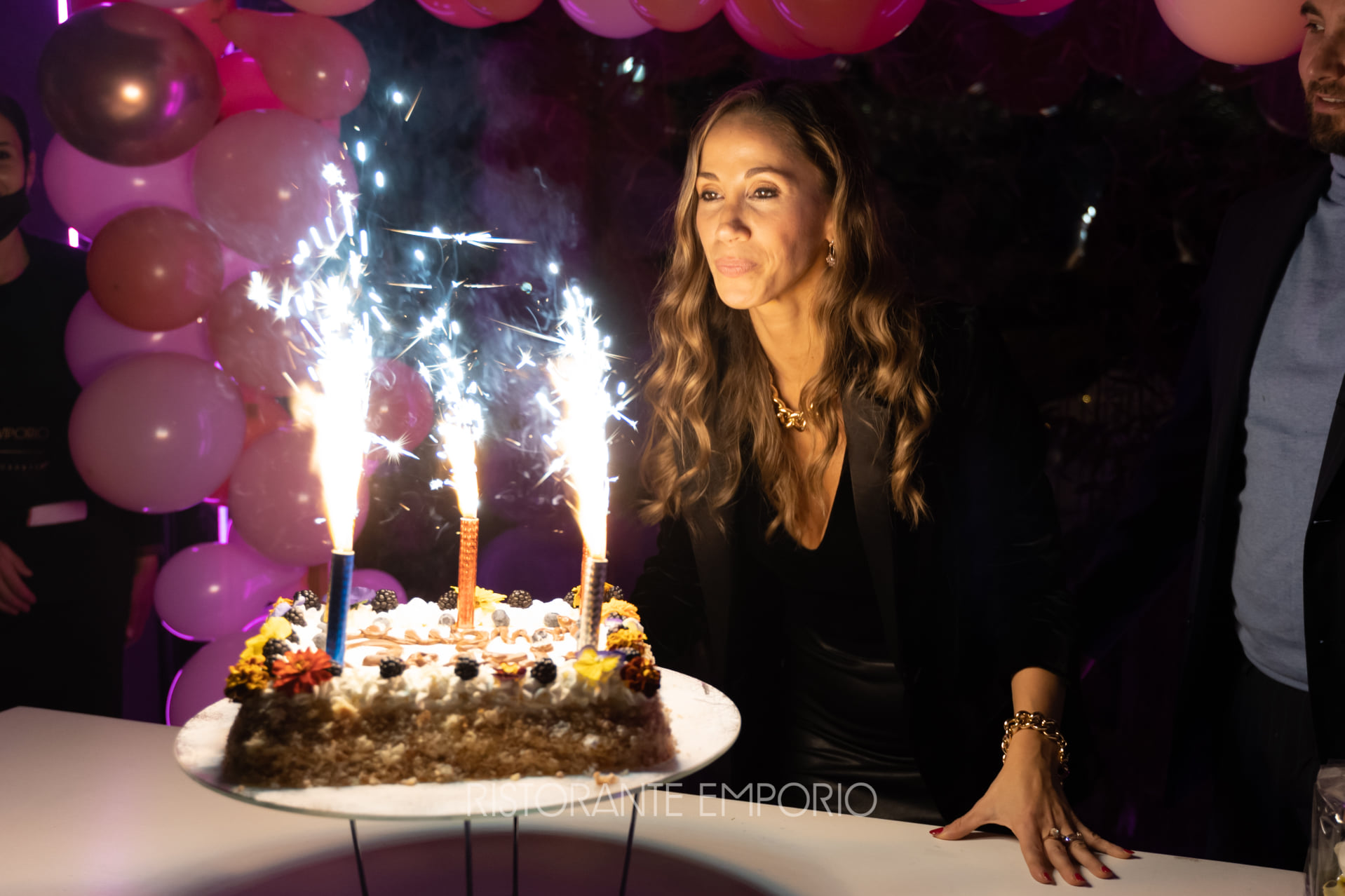 Festa di compleanno con torta e fontane luminose al Ristorante Emporio