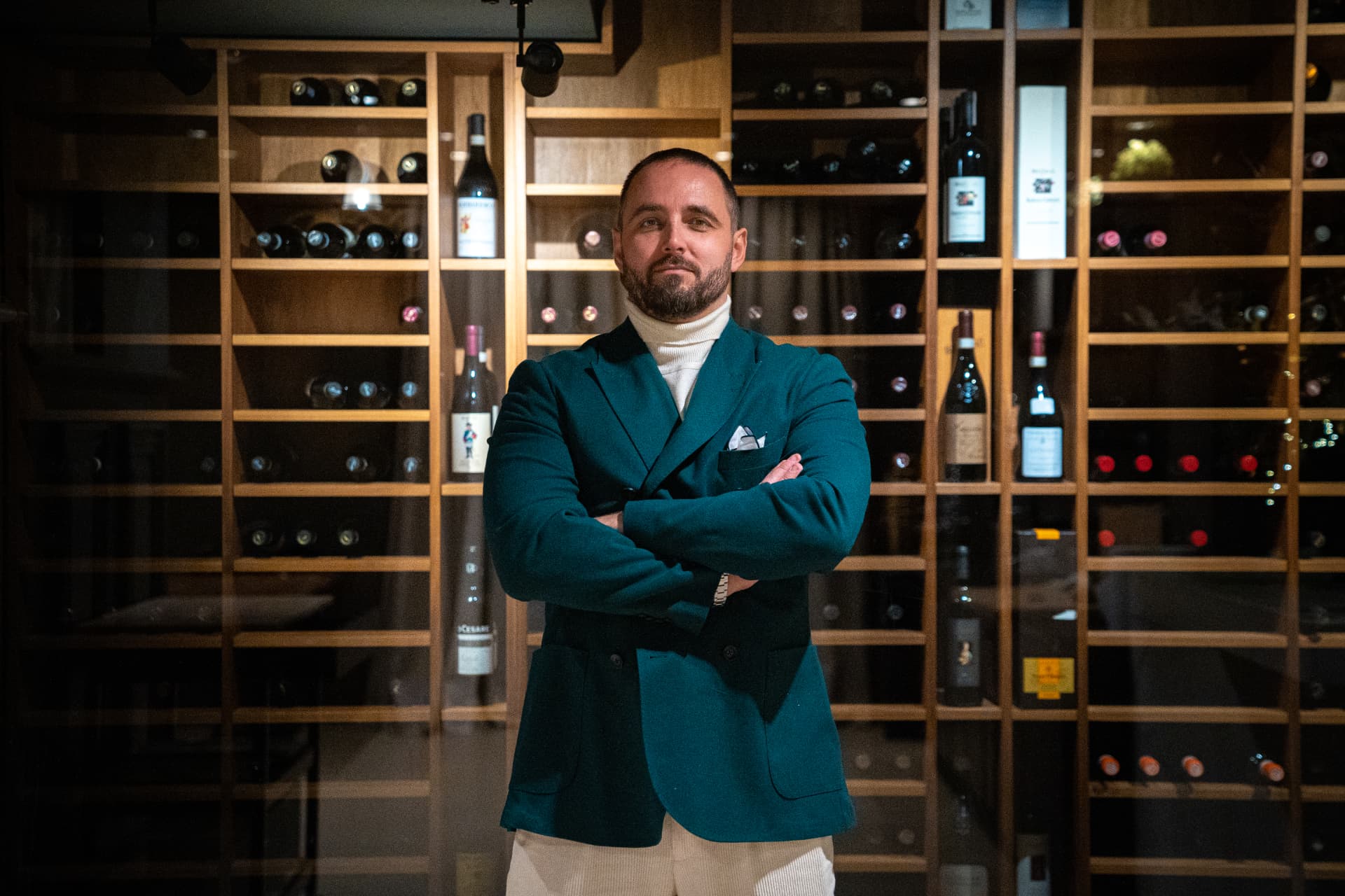 Titolare del Ristorante Emporio nella cantina dei vini