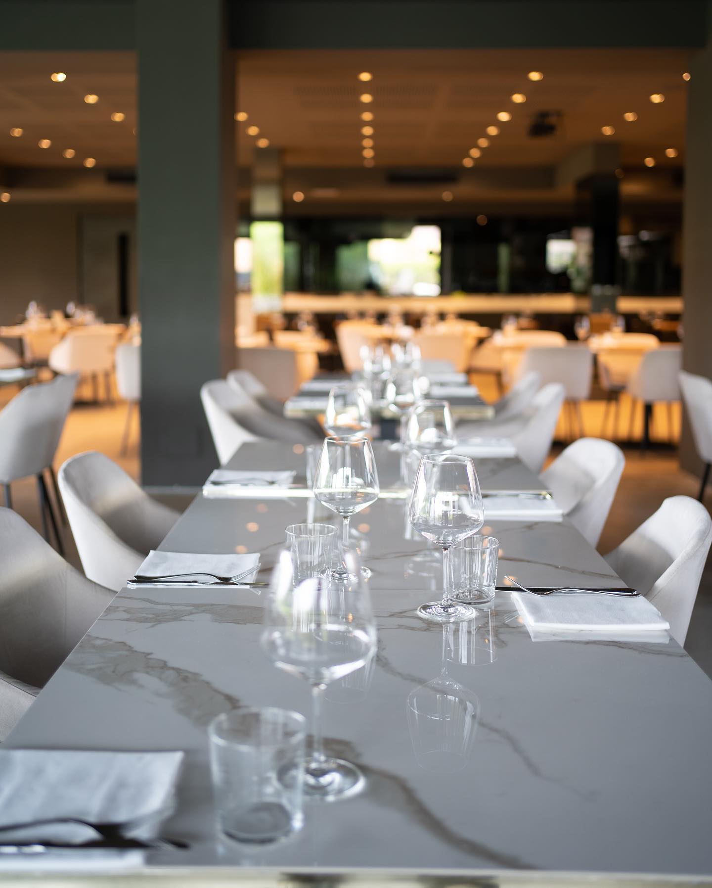 Sala del Ristorante Emporio a Rondissone con tavolo in marmo